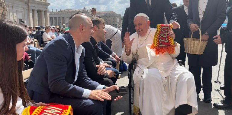 Dzieci z Białegostoku na audiencji u papieża. Franciszek otrzymał szalik Jagiellonii Białystok