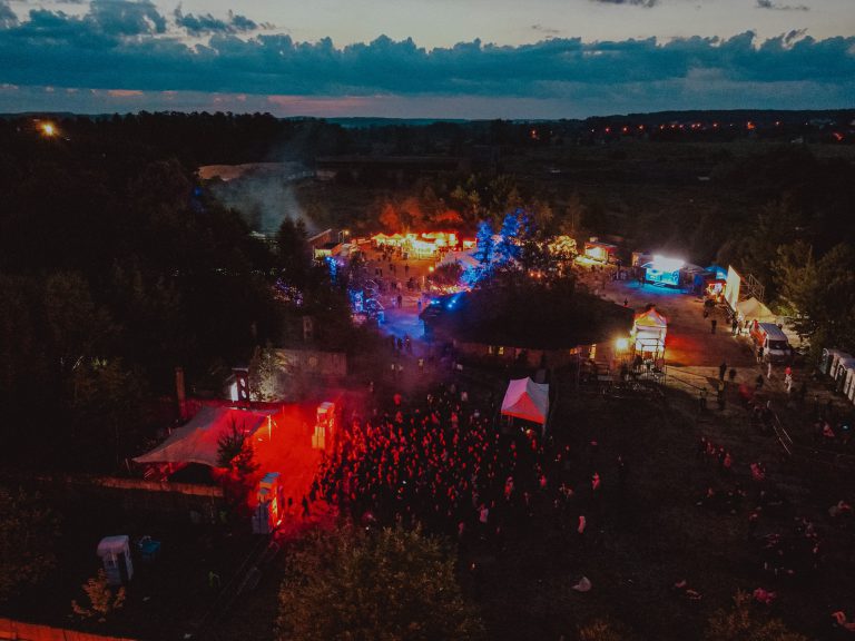 KIŚ OGÓRKI, NIE EMOCJE! JEDYNY MUZYCZNY FESTIWAL MÓWIĄCY OTWARCIE O ZDROWIU PSYCHICZNYM STARTUJE JUŻ 30 MAJA W BIAŁYMSTOKU PRZED NAMI XV EDYCJA ELECTRUM UP TO DATE FESTIVAL!