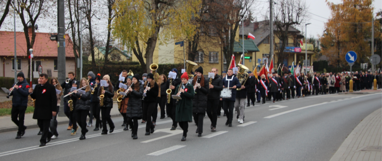 Powiat Zambrowski z dumą i patriotyzmem uczcił 106. rocznicę odzyskania przez Polskę niepodległości. Uroczystości, które odbyły się na terenie powiatu, zgromadziły mieszkańców, przedstawicieli władz, instytucji i organizacji społecznych.