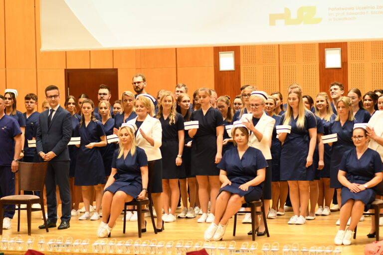 Białe czepki i wielkie serca – uroczyste przyrzeczenie studentów pielęgniarstwa w Suwałkach