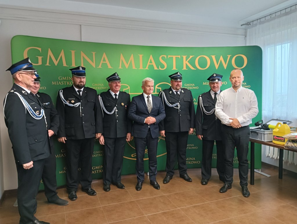 Nowy sprzęt dla strażaków z gminy Miastkowo – większe bezpieczeństwo mieszkańców dzięki wsparciu Województwa Podlaskiego