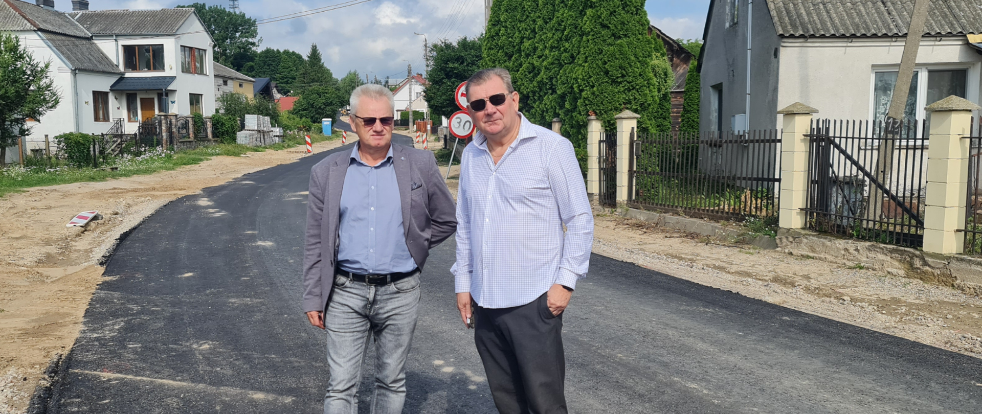 „Tartak Stary: Bitumiczna rewolucja na horyzoncie – pierwsza warstwa już za nami!”