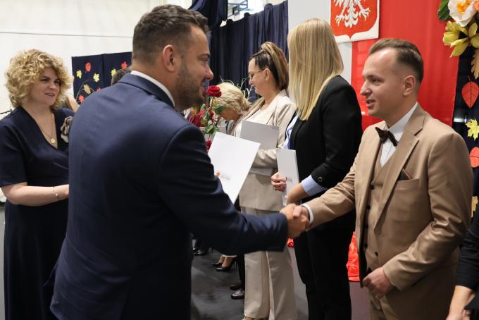 Czy łomżyńscy nauczyciele naprawdę zasłużyli na najwyższe wyróżnienia prezydenta? Zobacz, co się kryje za ich sukcesem!